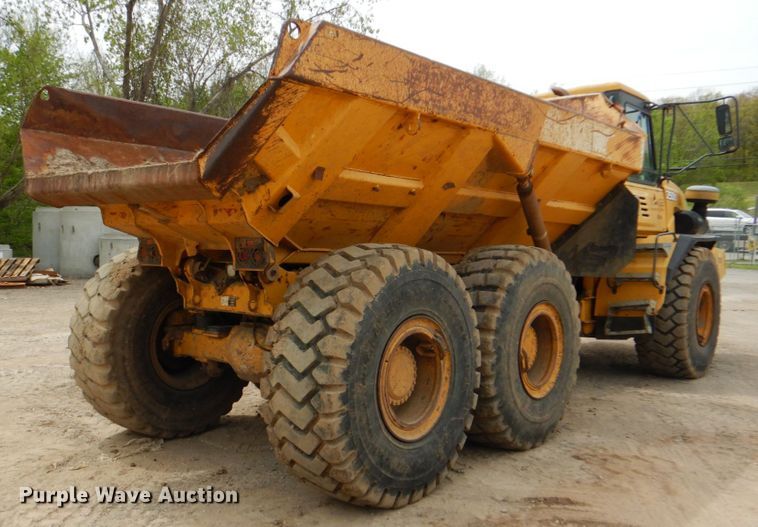 image for item DJ8739 2006 John Deere 250D  haul truck