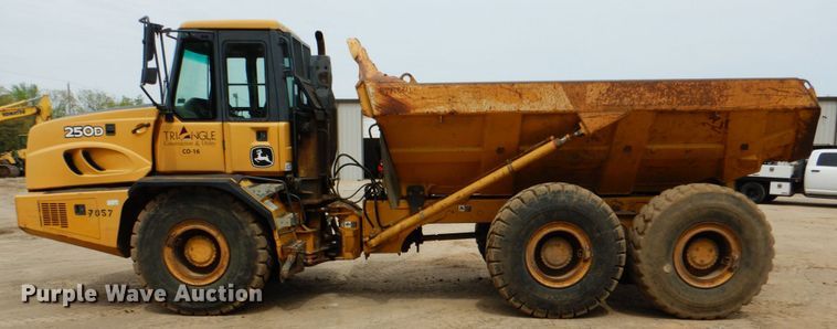 image for item DJ8739 2006 John Deere 250D  haul truck