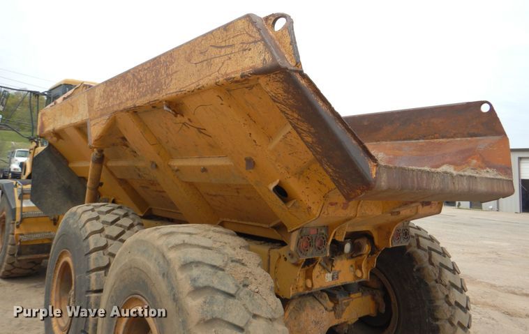 image for item DJ8739 2006 John Deere 250D  haul truck