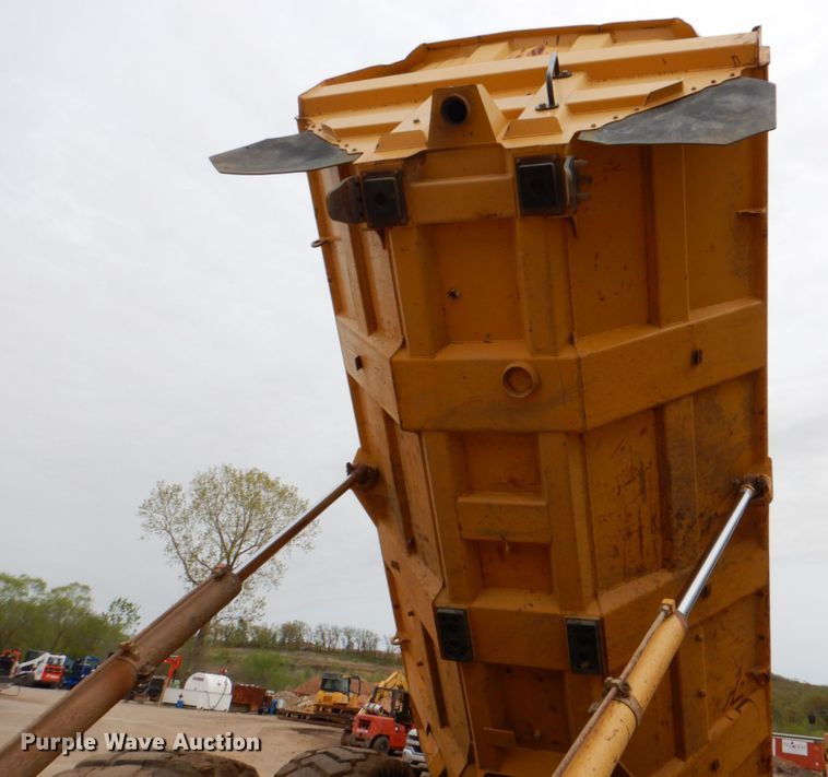 image for item DJ8739 2006 John Deere 250D  haul truck