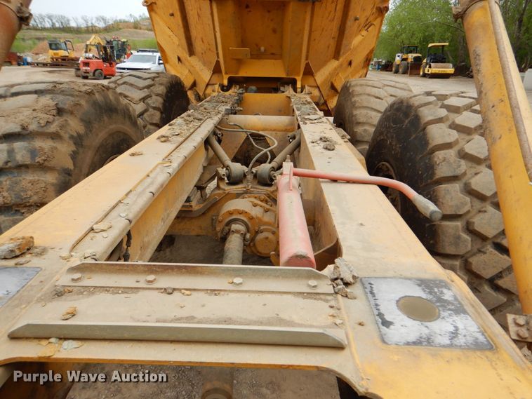 image for item DJ8739 2006 John Deere 250D  haul truck