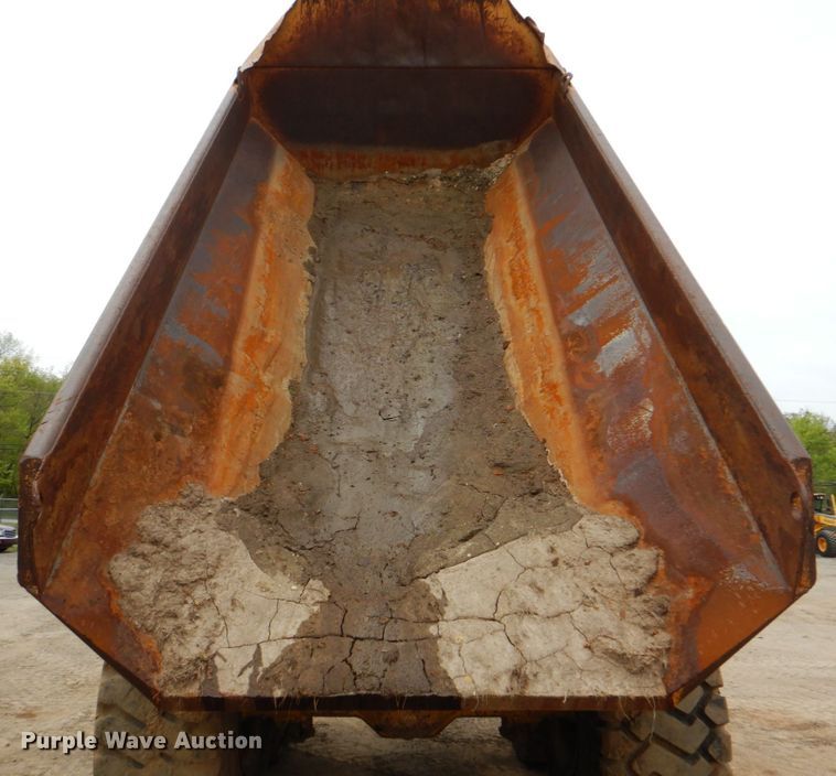 image for item DJ8739 2006 John Deere 250D  haul truck