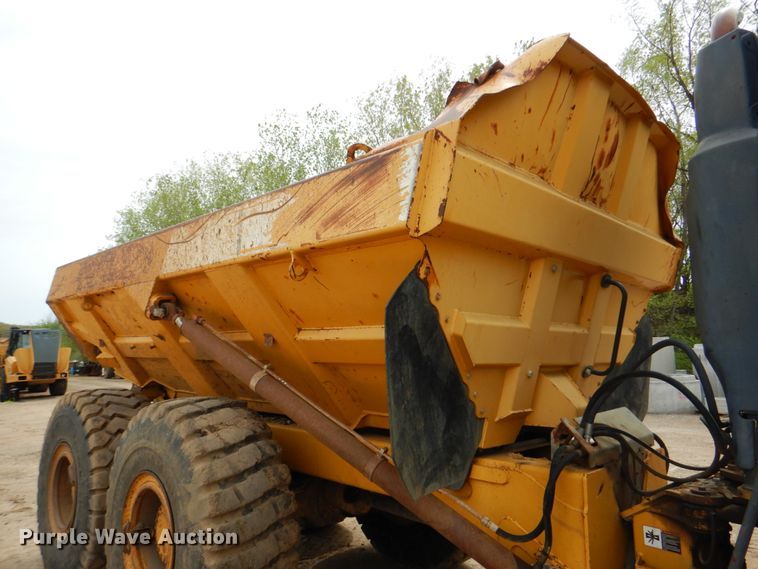 image for item DJ8739 2006 John Deere 250D  haul truck