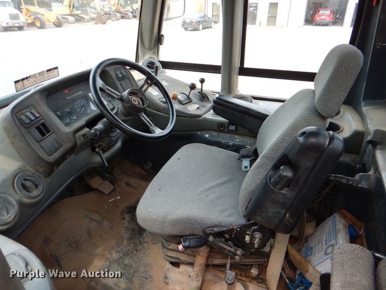 image for item DJ8739 2006 John Deere 250D  haul truck