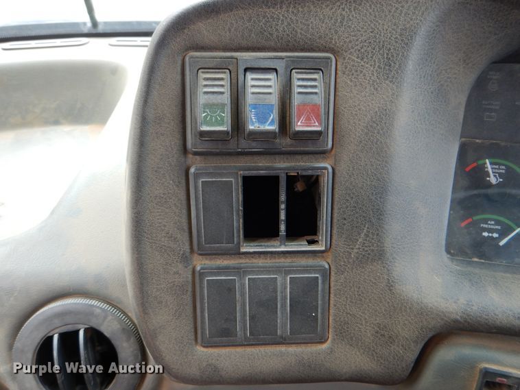 image for item DJ8739 2006 John Deere 250D  haul truck