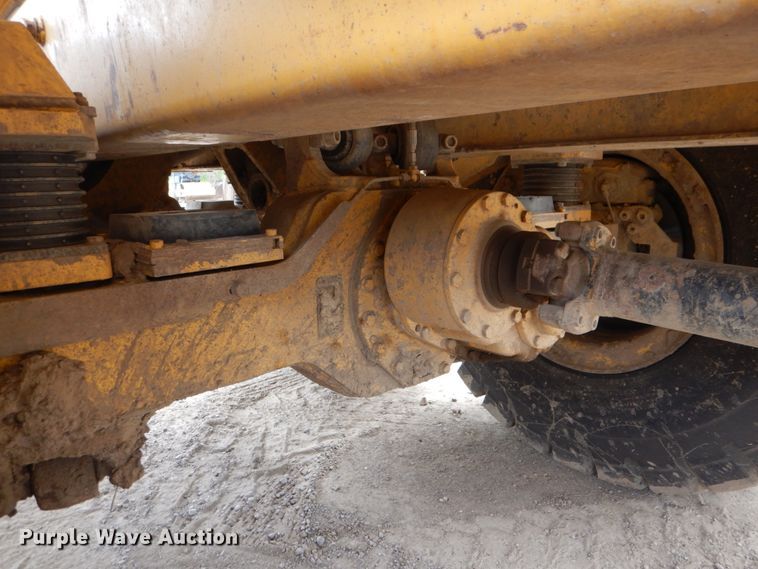 image for item DJ8739 2006 John Deere 250D  haul truck