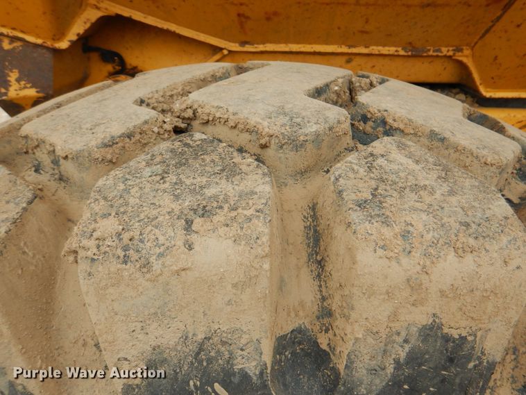 image for item DJ8739 2006 John Deere 250D  haul truck