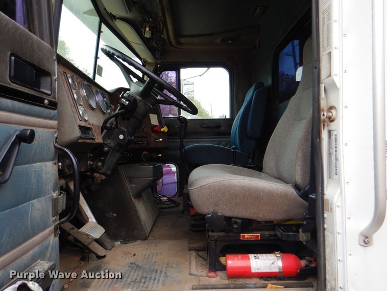 image for item DJ8747 1999 International 9200  dump truck