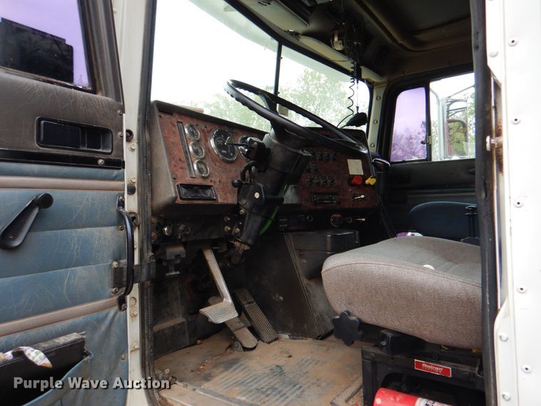 image for item DJ8747 1999 International 9200  dump truck