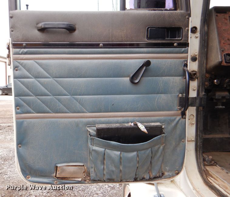 image for item DJ8747 1999 International 9200  dump truck