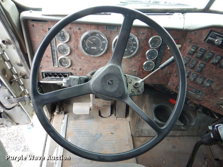 image for item DJ8747 1999 International 9200  dump truck