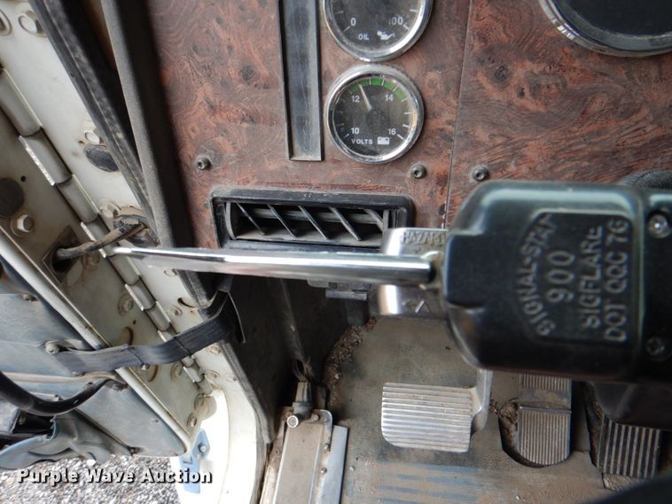 image for item DJ8747 1999 International 9200  dump truck