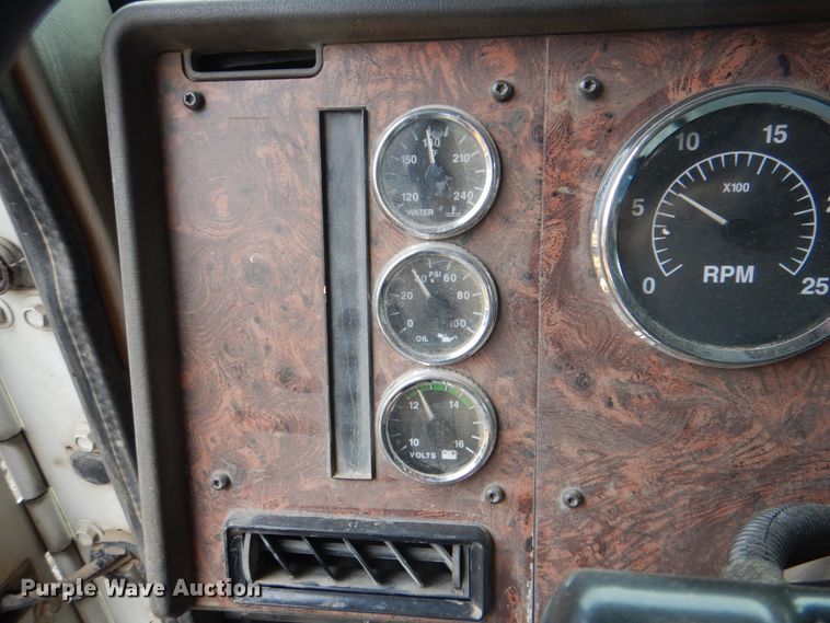 image for item DJ8747 1999 International 9200  dump truck