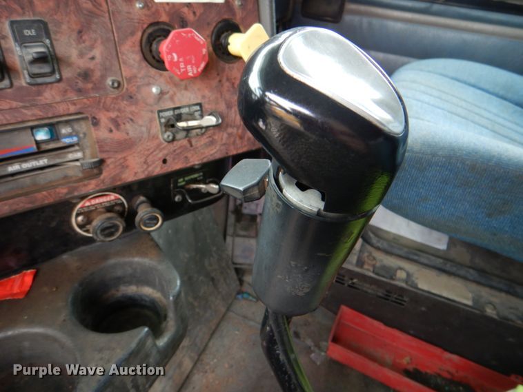 image for item DJ8747 1999 International 9200  dump truck