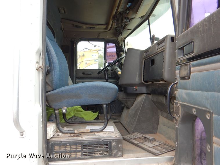 image for item DJ8747 1999 International 9200  dump truck