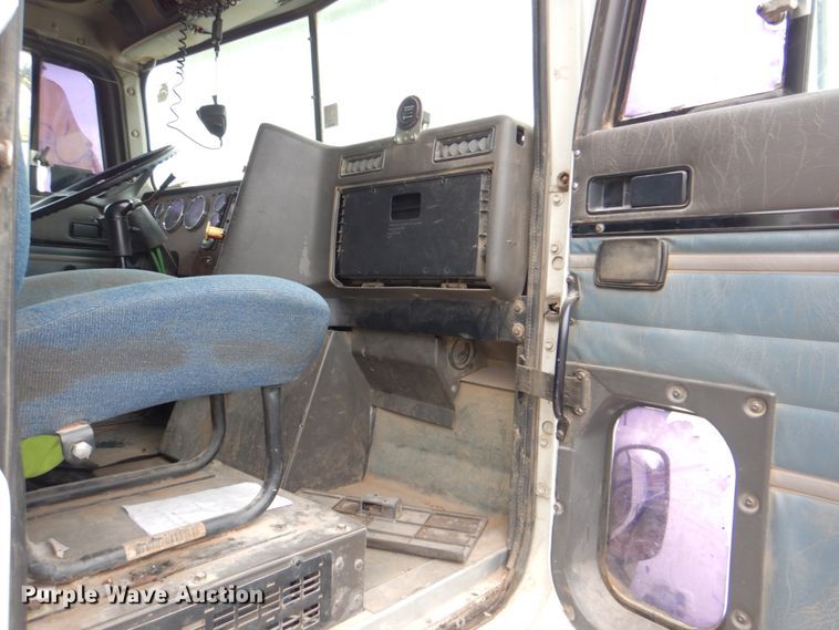 image for item DJ8747 1999 International 9200  dump truck