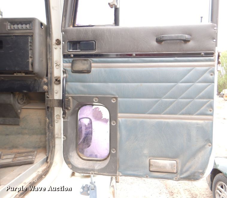 image for item DJ8747 1999 International 9200  dump truck