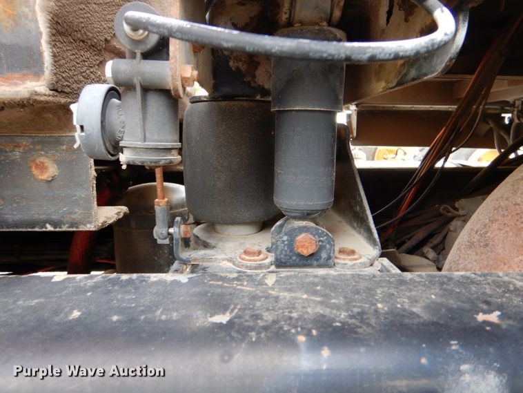 image for item DJ8747 1999 International 9200  dump truck