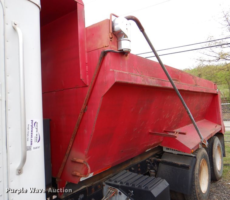 image for item DJ8747 1999 International 9200  dump truck