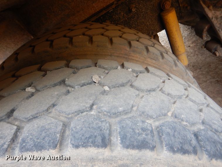 image for item DJ8747 1999 International 9200  dump truck