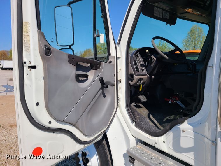 image for item DK4741 2004 Freightliner Business Class M2  utility / service truck