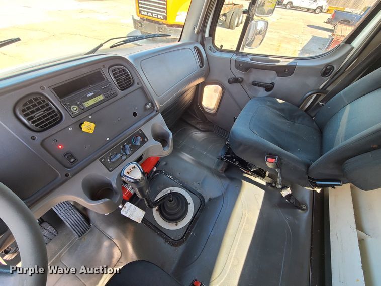 image for item DK4741 2004 Freightliner Business Class M2  utility / service truck