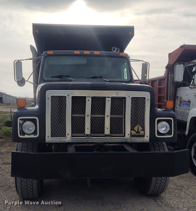 1998 International 2574 dump truck in El Dorado, KS | Item FY9992 sold |  Purple Wave