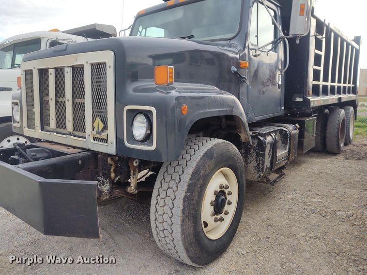 1998 International 2574 dump truck in El Dorado, KS | Item FY9992 sold |  Purple Wave