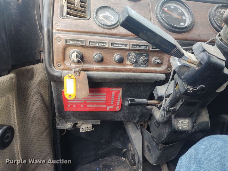 image for item FY9993 1992 Freightliner FLD120  dump truck