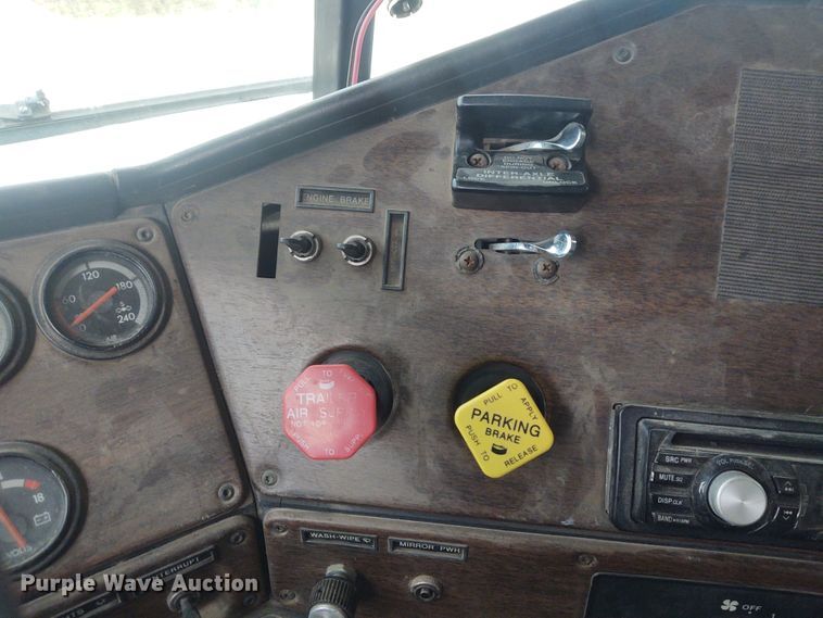 image for item FY9993 1992 Freightliner FLD120  dump truck