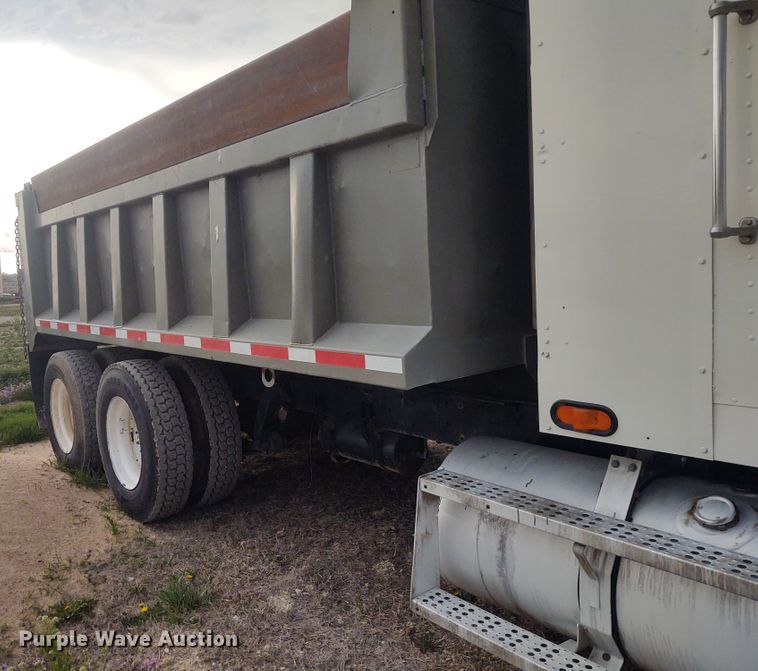 image for item FY9993 1992 Freightliner FLD120  dump truck