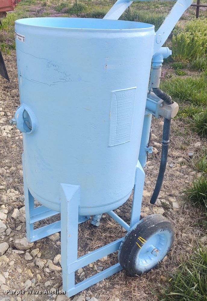 Sand blast pressure pot in El Dorado, KS | Item FY9994 sold | Purple Wave