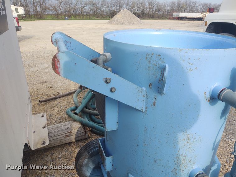 Sand blast pressure pot in El Dorado, KS | Item FY9995 sold | Purple Wave