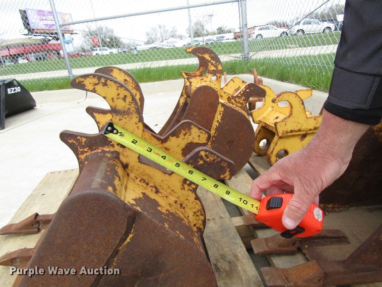 image for item GC9897 Excavator attachments