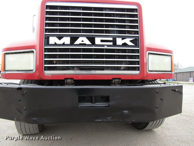 image for item GC9925 2006 Mack 700 CL700  semi truck