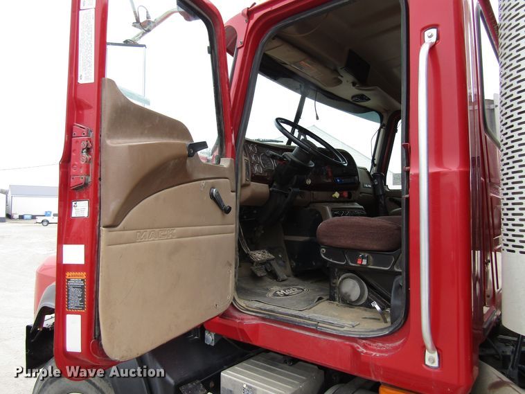 image for item GC9925 2006 Mack 700 CL700  semi truck