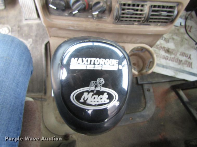 image for item GC9925 2006 Mack 700 CL700  semi truck