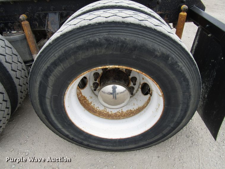 image for item GC9925 2006 Mack 700 CL700  semi truck