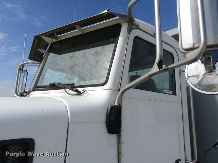 image for item GC9966 2006 Peterbilt 335  dump truck