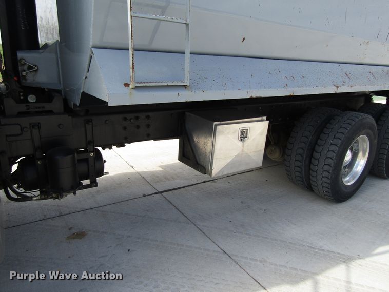 image for item GC9966 2006 Peterbilt 335  dump truck