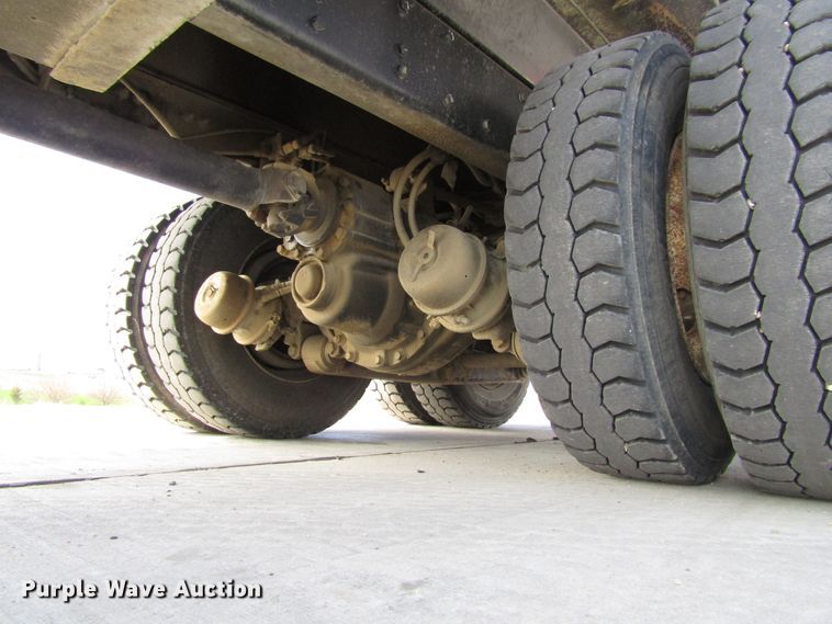 image for item GC9966 2006 Peterbilt 335  dump truck