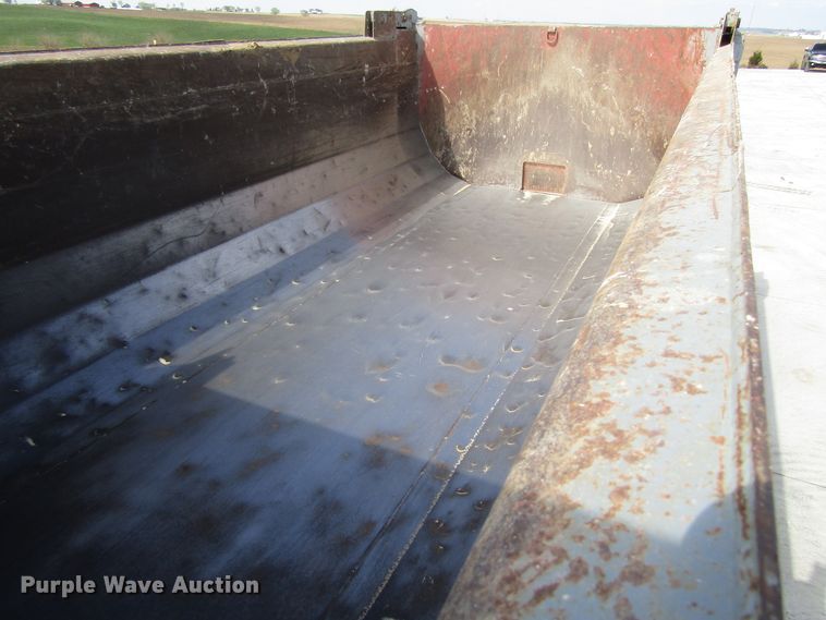 image for item GC9966 2006 Peterbilt 335  dump truck