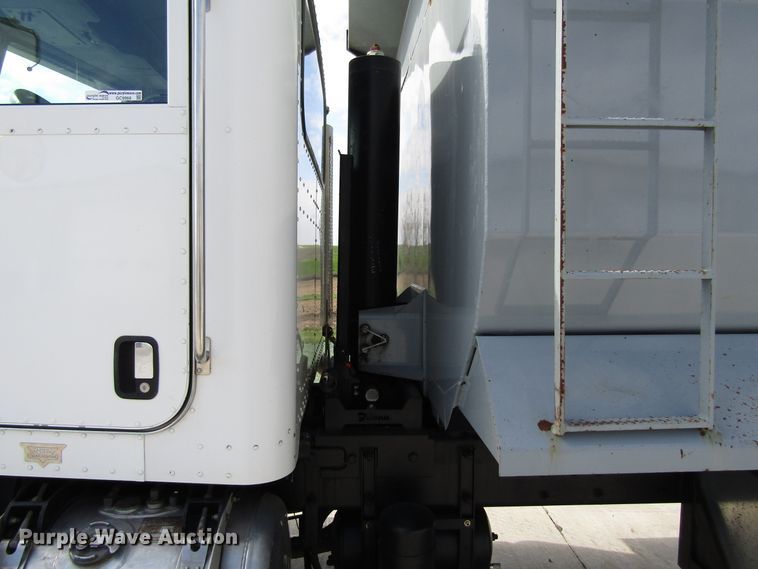 image for item GC9966 2006 Peterbilt 335  dump truck