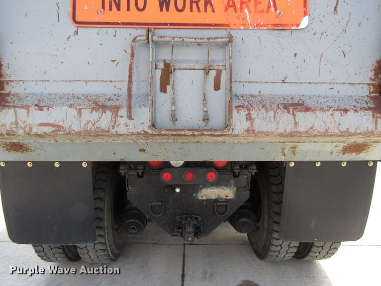 image for item GC9966 2006 Peterbilt 335  dump truck