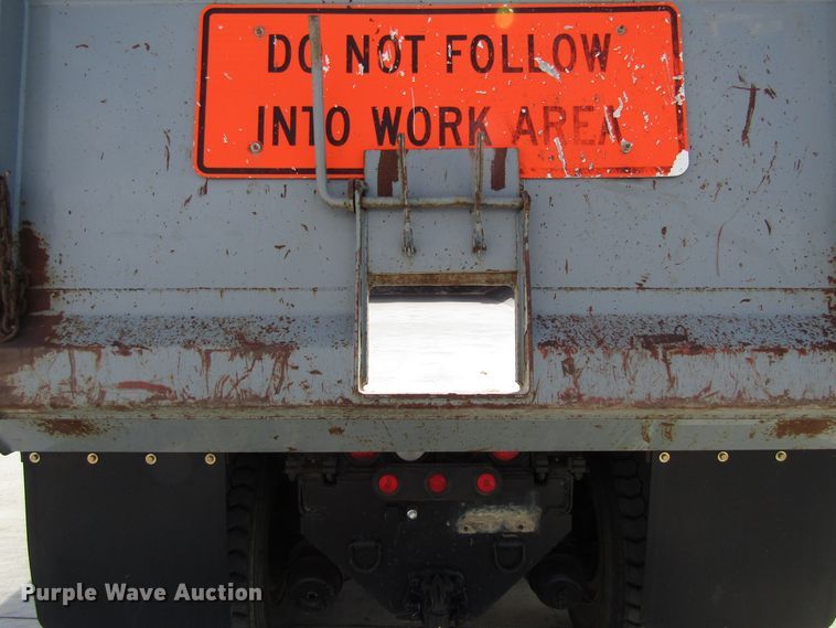 image for item GC9966 2006 Peterbilt 335  dump truck