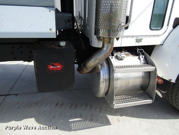 image for item GC9966 2006 Peterbilt 335  dump truck