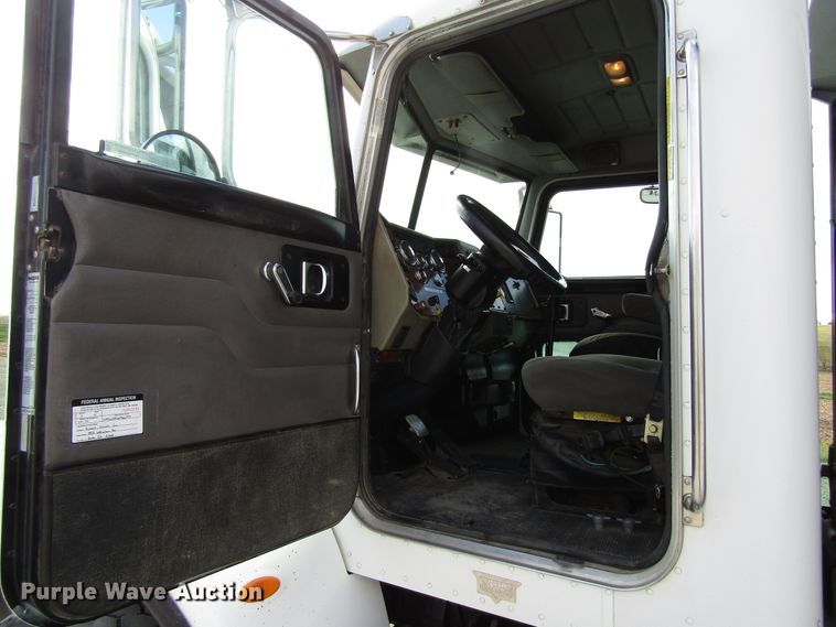 image for item GC9966 2006 Peterbilt 335  dump truck