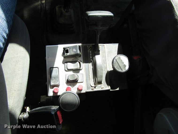 image for item GC9966 2006 Peterbilt 335  dump truck