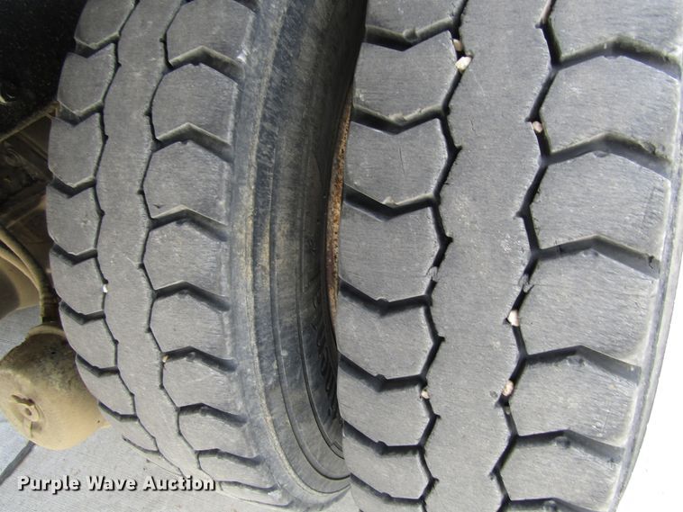 image for item GC9966 2006 Peterbilt 335  dump truck