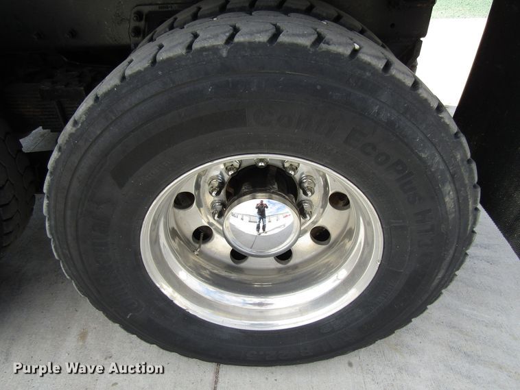 image for item GC9966 2006 Peterbilt 335  dump truck